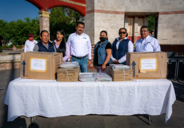 ENTREGA H. AYUNTAMIENTO DE LORETO COLECCIÓN DE LIBROS Y REVISTAS A BIBLIOTECAS MUNICIPAL