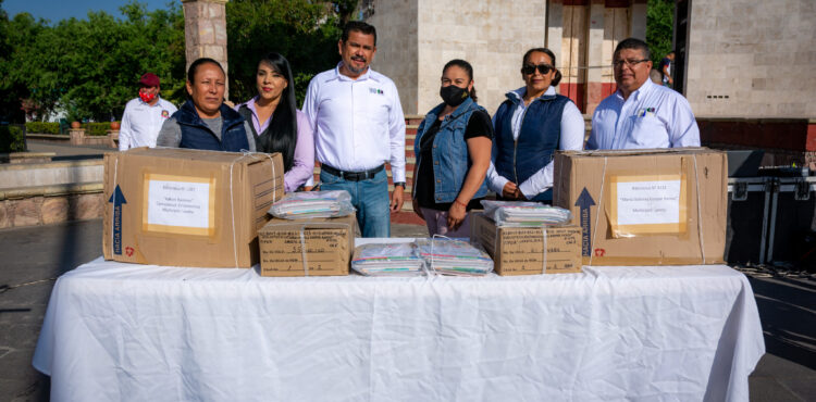 ENTREGA H. AYUNTAMIENTO DE LORETO COLECCIÓN DE LIBROS Y REVISTAS A BIBLIOTECAS MUNICIPAL