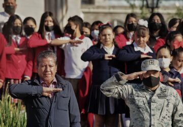 ENCABEZA GOBERNADOR DAVID MONREAL HONORES A LA BANDERA EN MIGUEL AUZA