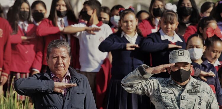 ENCABEZA GOBERNADOR DAVID MONREAL HONORES A LA BANDERA EN MIGUEL AUZA