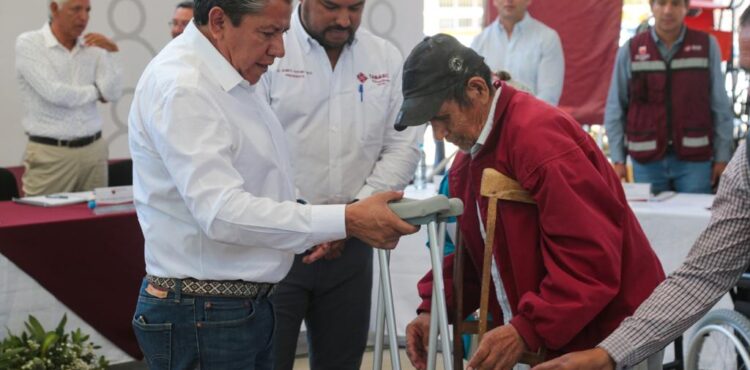 ENTREGA GOBERNADOR APARATOS FUNCIONALES Y ANUNCIA INICIO DE REGISTRO PARA LA PENSIÓN DE LAS PERSONAS CON DISCAPACIDAD