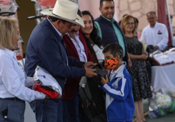 LLEVA GOBERNADOR DAVID MONREAL ÁVILA UNIFORMES Y MATERIAL DIVERSO A ESCUELA NOCHISTLENSE