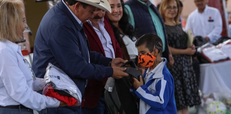 LLEVA GOBERNADOR DAVID MONREAL ÁVILA UNIFORMES Y MATERIAL DIVERSO A ESCUELA NOCHISTLENSE