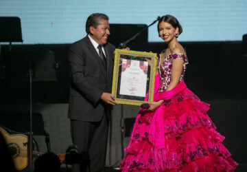 NOMBRA GOBERNADOR A ÁNGELA AGUILAR COMO REPRESENTANTE CULTURAL DE NUESTRA TIERRA, ZACATECAS