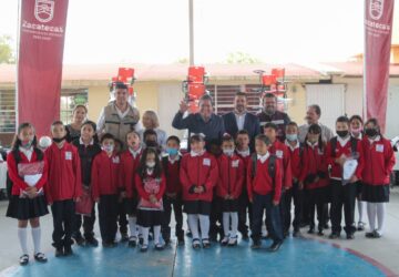 BENEFICIA GOBERNADOR DAVID MONREAL ÁVILA A ESCUELAS Y NIÑOS LORETENSES CON MATERIAL, UNIFORMES, MOCHILAS Y ÚTILES ESCOLARES