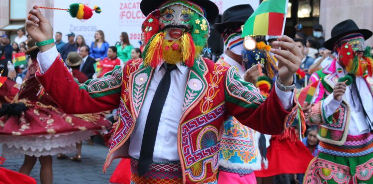 Una fiesta de color, música y bailes invadió las calles de la capital con la inauguración del Festival Zacatecas del Folclor Internacional 2022