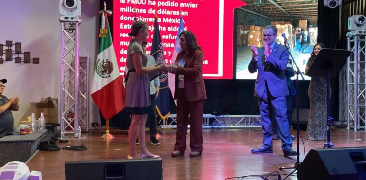 ENTREGA SARA HERNÁNDEZ DE MONREAL PREMIOS TONAHUAC EN SALT LAKE CITY