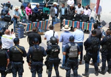 EQUIPA GOBERNADOR A POLICÍAS MUNICIPALES DEL SUR DEL ESTADO CON PATRULLAS, MOTOPATRULLAS Y UNIFORMES