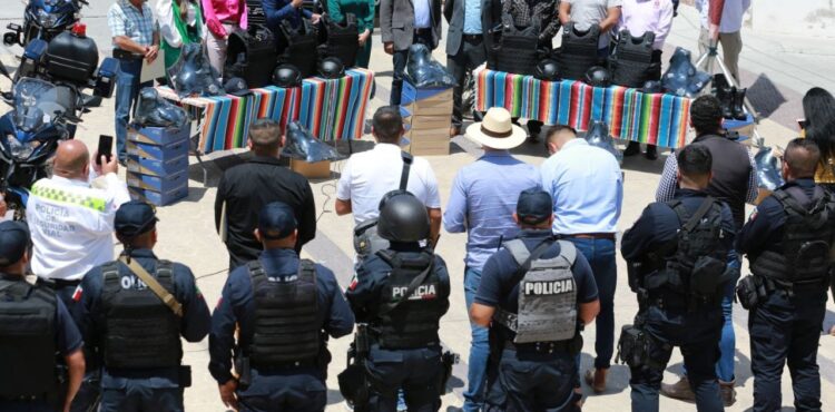 EQUIPA GOBERNADOR A POLICÍAS MUNICIPALES DEL SUR DEL ESTADO CON PATRULLAS, MOTOPATRULLAS Y UNIFORMES