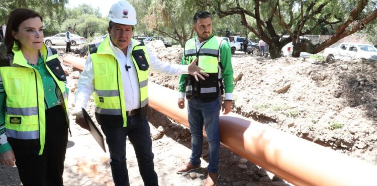 SUPERVISA GOBERNADOR OBRA DE ALCANTARILLADO EN SAN PEDRO PIEDRA GORDA, CUAUHTÉMOC