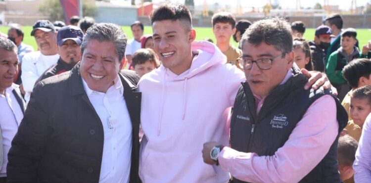 INAUGURA GOBERNADOR DAVID MONREAL CANCHA DEL MAGISTERIO DE FRESNILLO