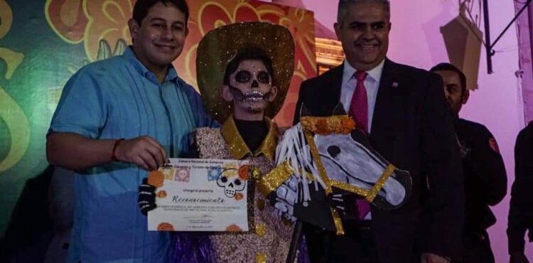 CELEBRAN CON ÉXITO EL TRADICIONAL DESFILE DE CARROS ALEGÓRICOS Y DISFRACES